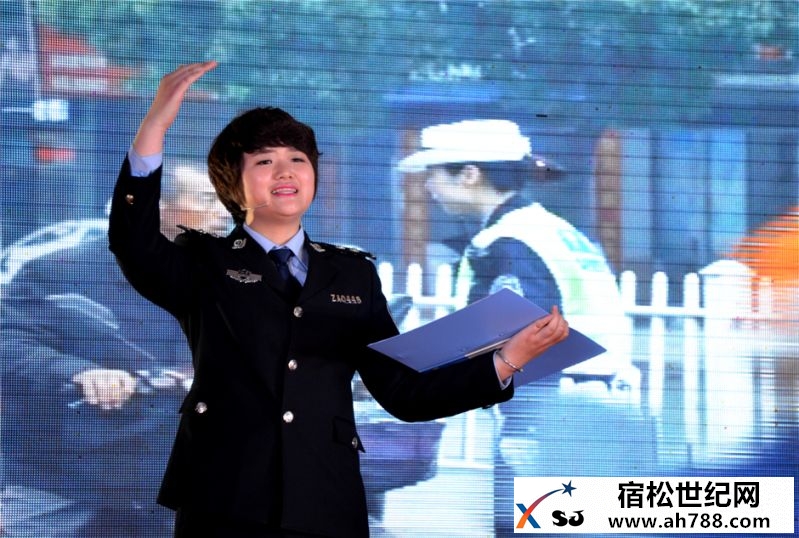 组照四：宣讲民警在讲述交警李玉茹的事迹.jpg