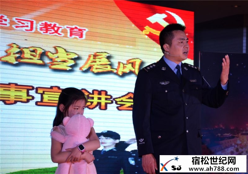 组照五：宣讲民警在讲述刑警张光明的事迹.jpg