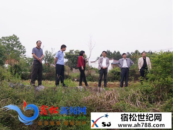 黄毛怀察看S213宿复公路塌方情况.jpg