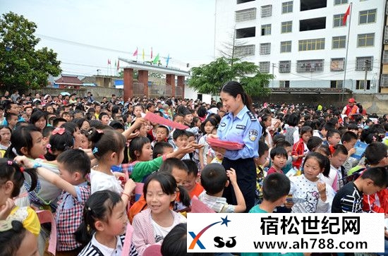 宿松县公安局开展“庆六一”反拐宣传进校园活动组照四：庆六一反拐宣传进校园_副本.jpg