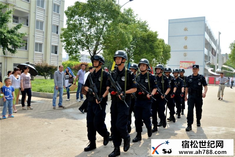 组照六：在考点巡逻.JPG