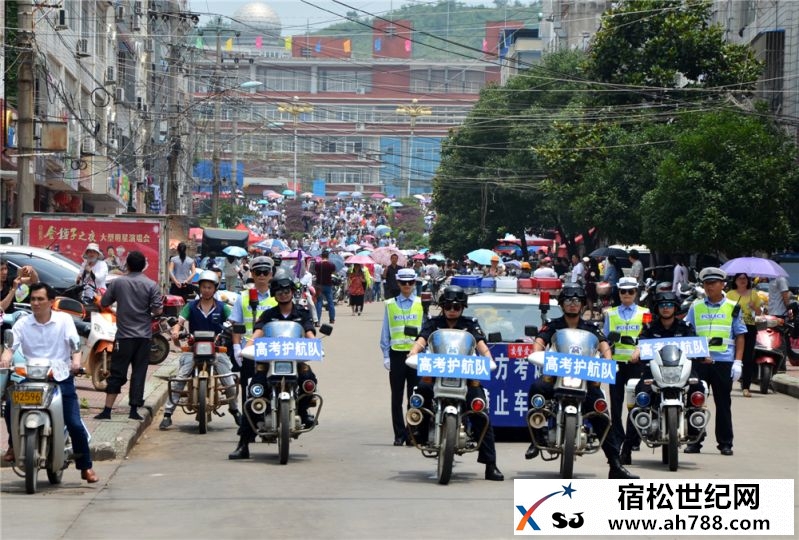 组照七：等待护送考生.jpg