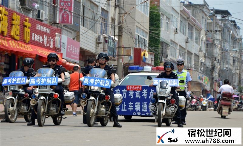 组照五：考点门前守候.jpg
