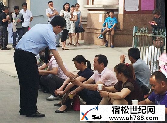 2宿松县民丰银行爱心送水助力高考.jpg