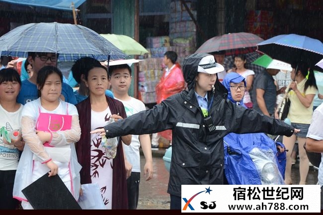 宿松交警冒雨护考保畅通受点赞0.jpg