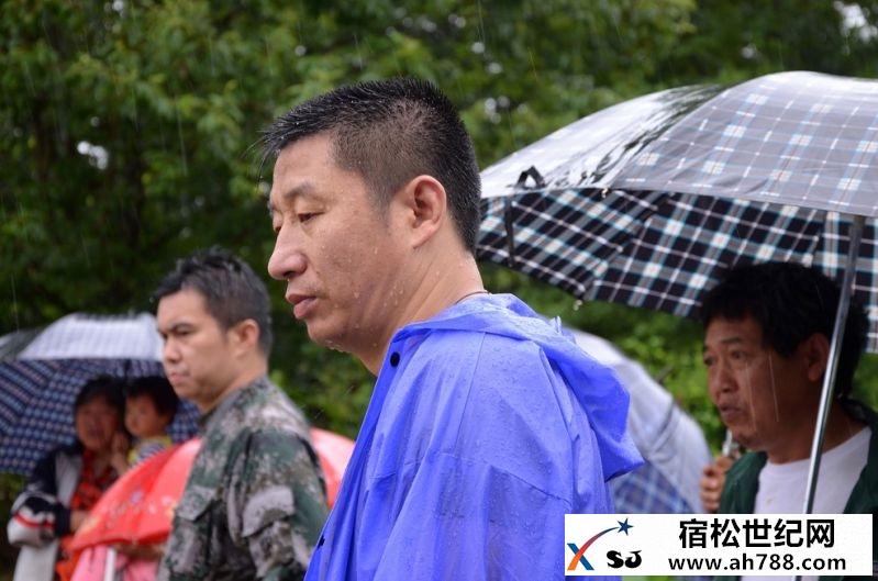 忙碌的救援人员3.JPG