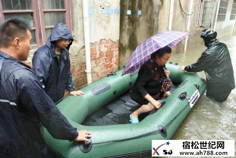 激流中的橙色“逆行者” 宿松消防抗洪抢险纪实 (1).jpg