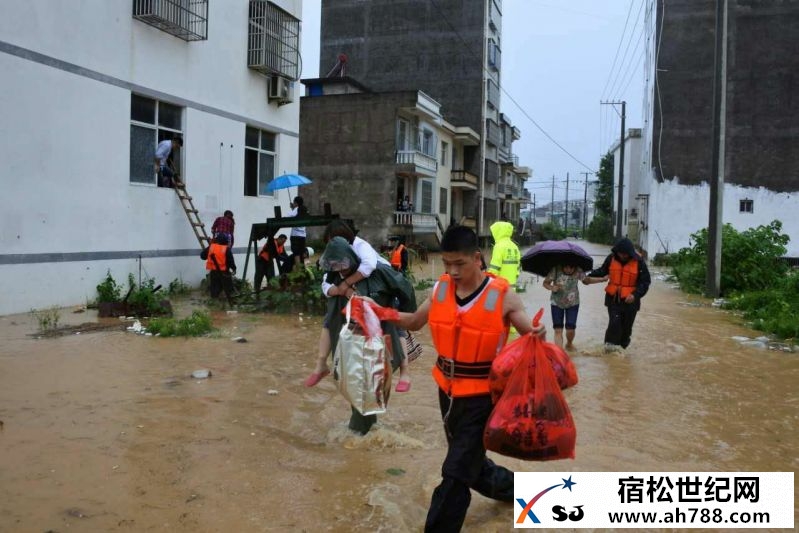 激流中的橙色“逆行者” 宿松消防抗洪抢险纪实 (3).jpg