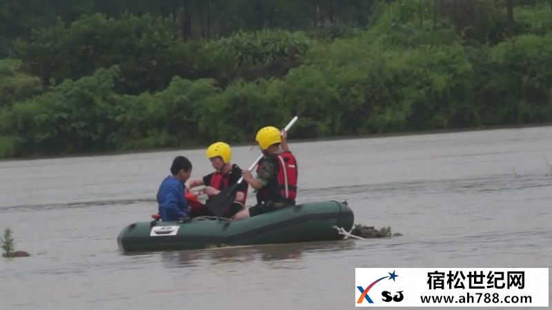 激流中的橙色“逆行者” 宿松消防抗洪抢险纪实 (4).jpg