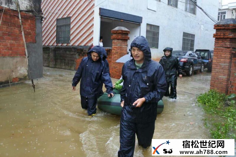 激流中的橙色“逆行者” 宿松消防抗洪抢险纪实 (7).jpg