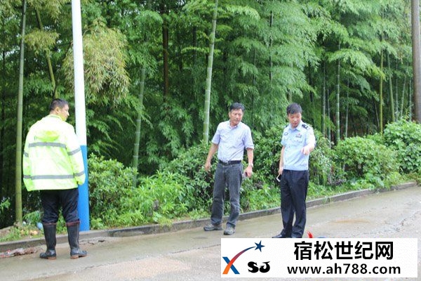 黄毛怀紧急巡查隘口陈汉柳坪等山区道路.jpg