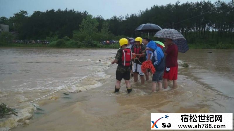 激流中的橙色“逆行者” 宿松消防抗洪抢险纪实 (5).jpg