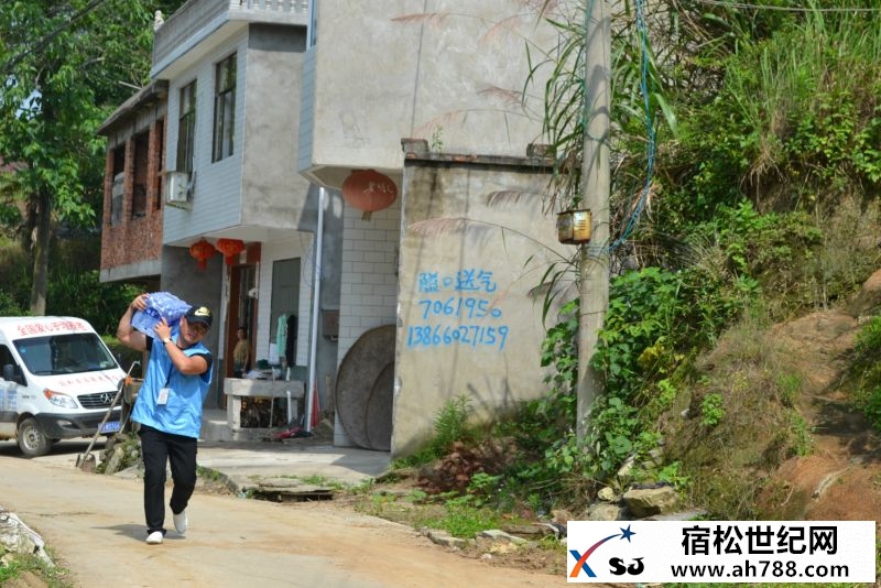 壹基金携手世纪公益为宿松灾区送矿泉水00004.jpg