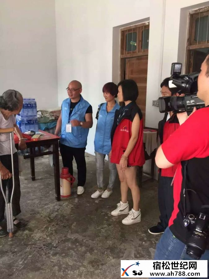 壹基金携手世纪公益为宿松灾区送矿泉水00012.jpg