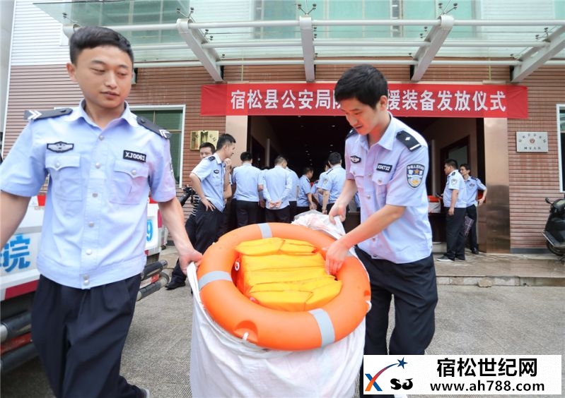 民警高兴地领取救援装备.jpg