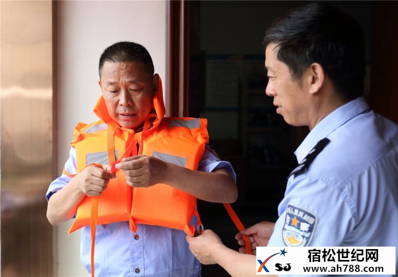民警试穿救生衣.jpg