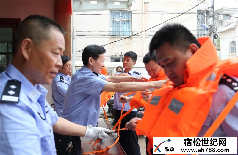 为一线民警穿戴救生衣.jpg