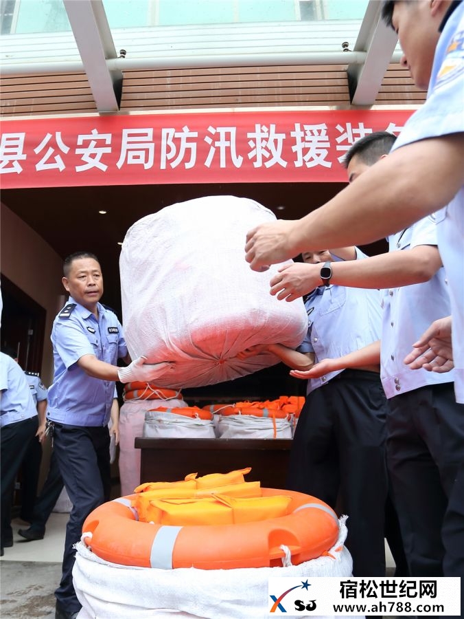 向一线单位发放救援装备.jpg