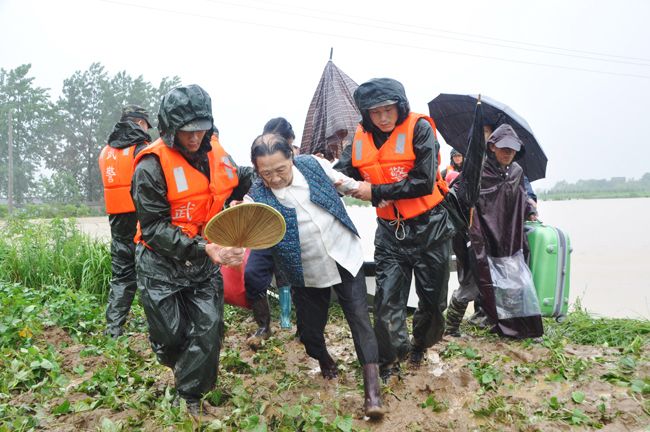 宿松六虹圩漫顶溃破 军民紧急抢救受困群众 (6).jpg