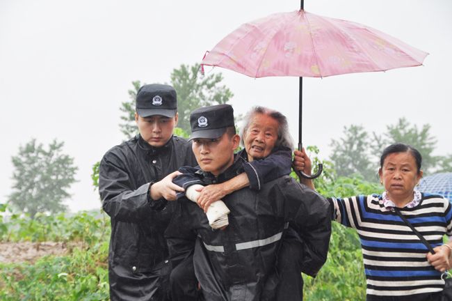 宿松六虹圩漫顶溃破 军民紧急抢救受困群众 (7).jpg