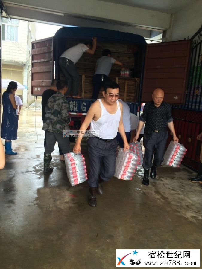 给灾民捐赠饮用水.jpg