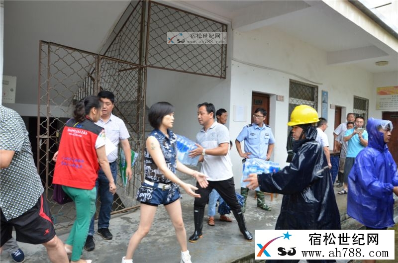 宿松县新世纪论坛公益协会慰问受灾群众 (10).jpg