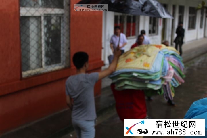 华玲宾馆携手宿松公益协会慰问陈汉北浴灾区 (6).JPG