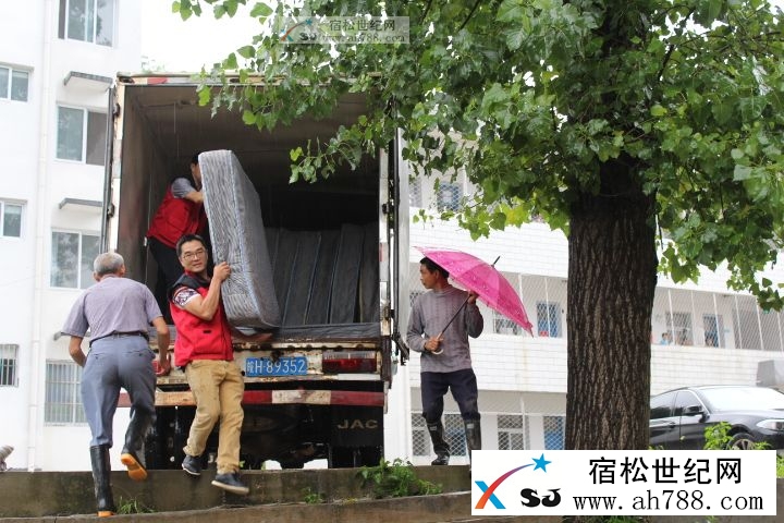 华玲宾馆携手宿松公益协会慰问陈汉北浴灾区 (8).JPG