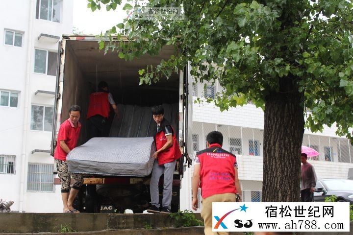 华玲宾馆携手宿松公益协会慰问陈汉北浴灾区 (7).JPG