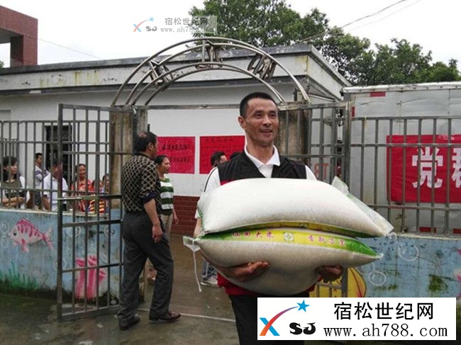 穿红马甲的志愿者爱心行动 (1).jpg