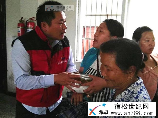穿红马甲的志愿者爱心行动.jpg