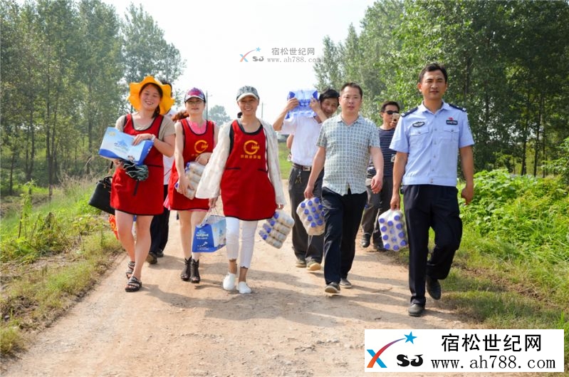 宿松新乡贤赴一线慰问抗洪抢险公安民警01.jpg