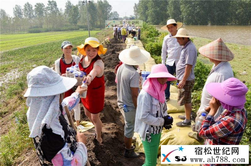 宿松新乡贤赴一线慰问抗洪抢险公安民警02.jpg