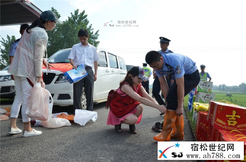 宿松新乡贤赴一线慰问抗洪抢险公安民警05.jpg
