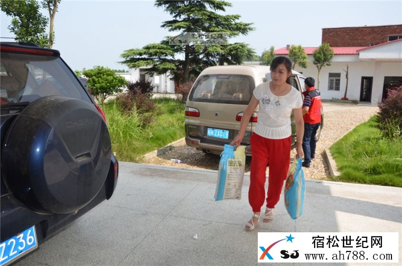 宿松“幸福一家亲”群慰问灾区群20.jpg
