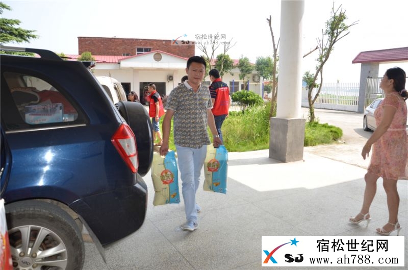 宿松“幸福一家亲”群慰问灾区群24.jpg