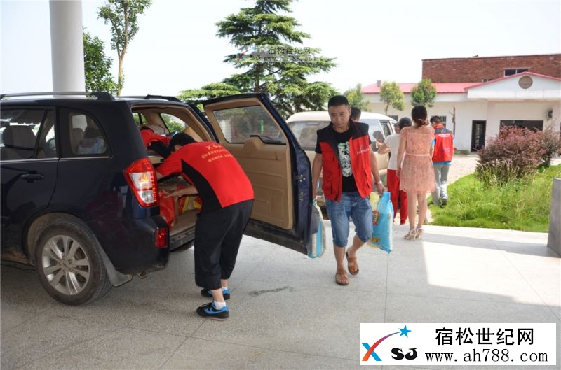 宿松“幸福一家亲”群慰问灾区群26.jpg
