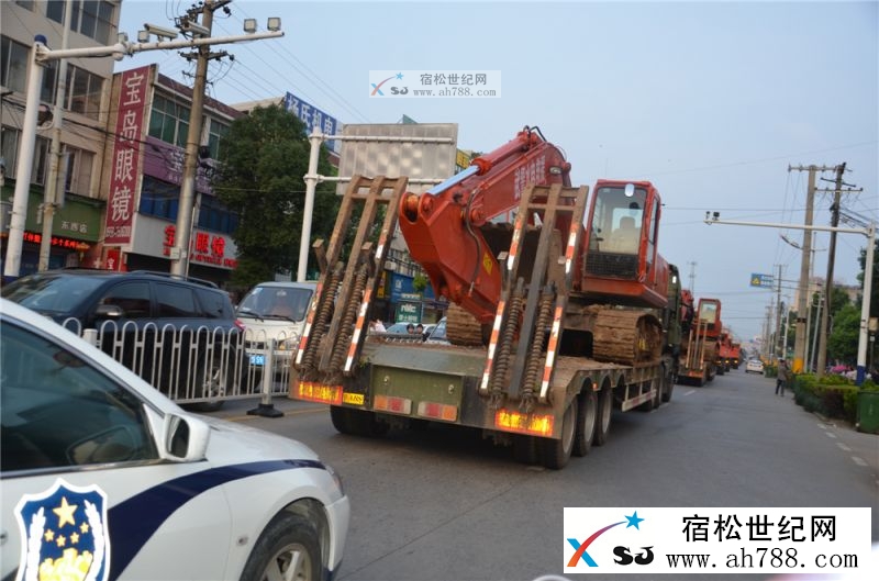 武警水电救援部队通过宿松城区开向永天圩，宿松世纪网摄0.jpg