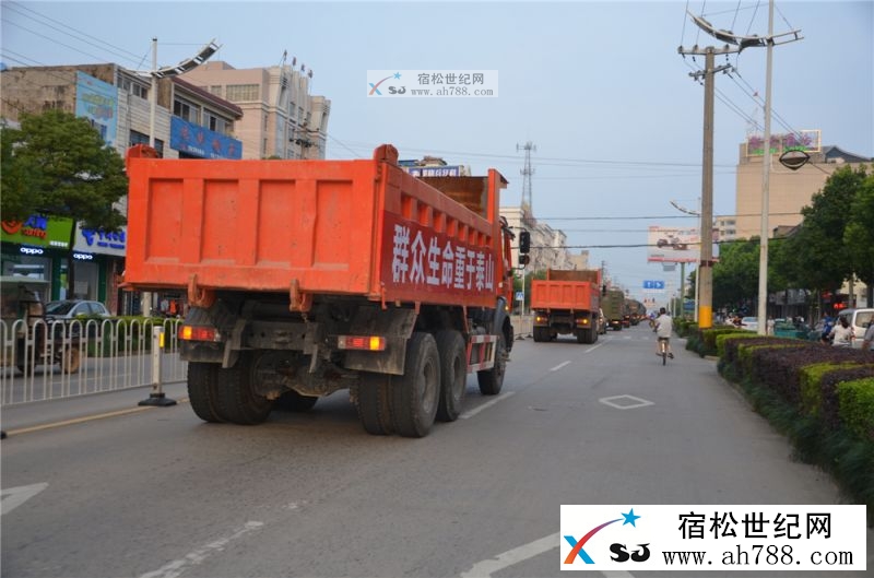 武警水电救援部队通过宿松城区开向永天圩，宿松世纪网摄3.jpg