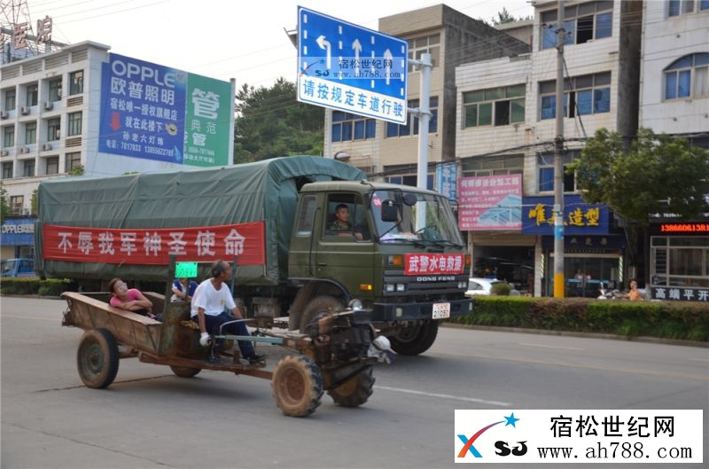 武警水电救援部队通过宿松城区开向永天圩，宿松世纪网摄5.jpg