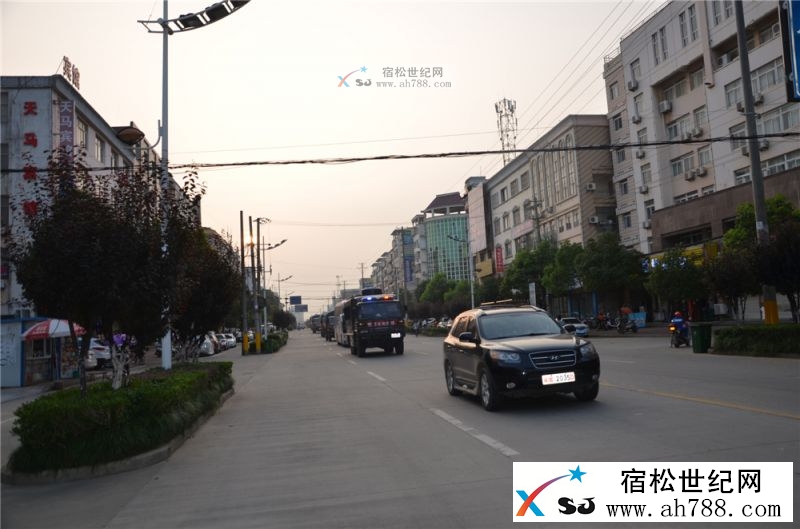 武警水电救援部队通过宿松城区开向永天圩，宿松世纪网摄9.jpg