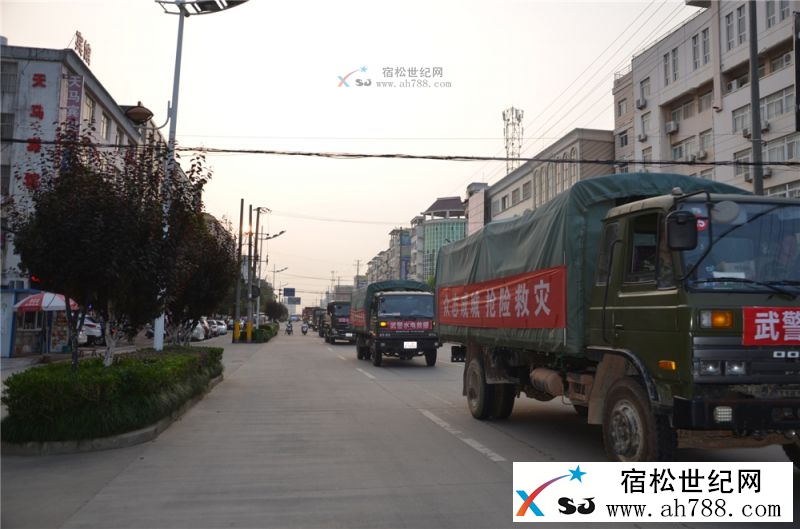 武警水电救援部队通过宿松城区开向永天圩，宿松世纪网摄13.jpg