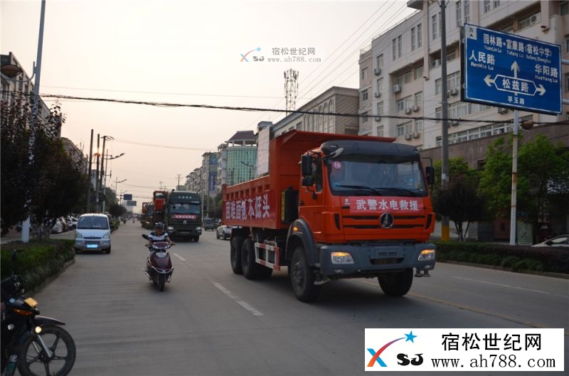 武警水电救援部队通过宿松城区开向永天圩，宿松世纪网摄17.jpg