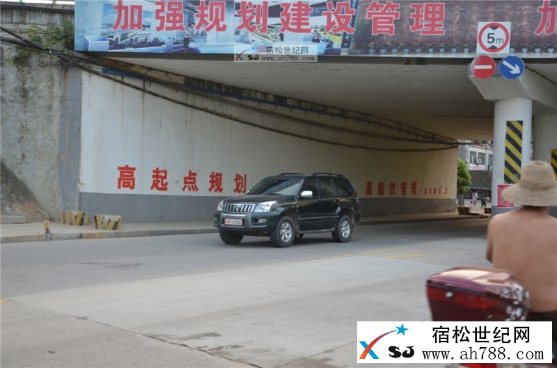 武警水电救援部队通过宿松城区开向永天圩，宿松世纪网摄22.jpg