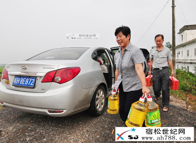 宣传部组织慰问防汛一线工作人员和受灾企业.jpg