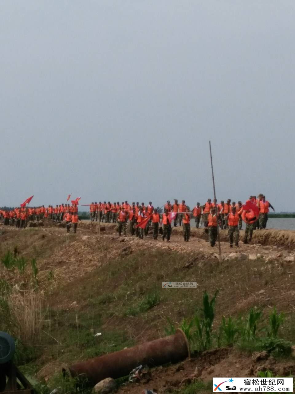 武警8690部队钢铁一连、武警水电部队支援明星圩 (1).jpg