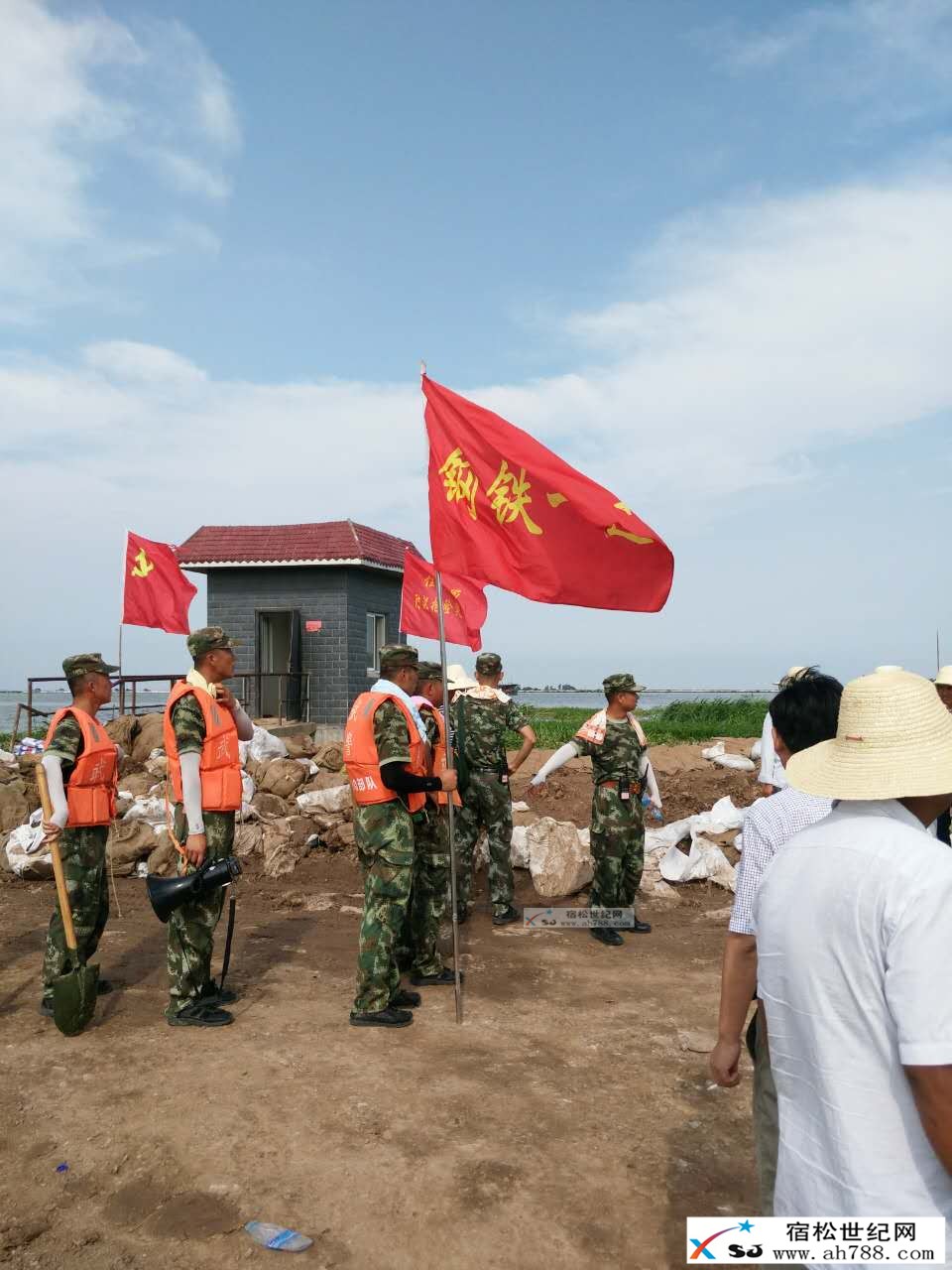 武警8690部队钢铁一连、武警水电部队支援明星圩 (3).jpg