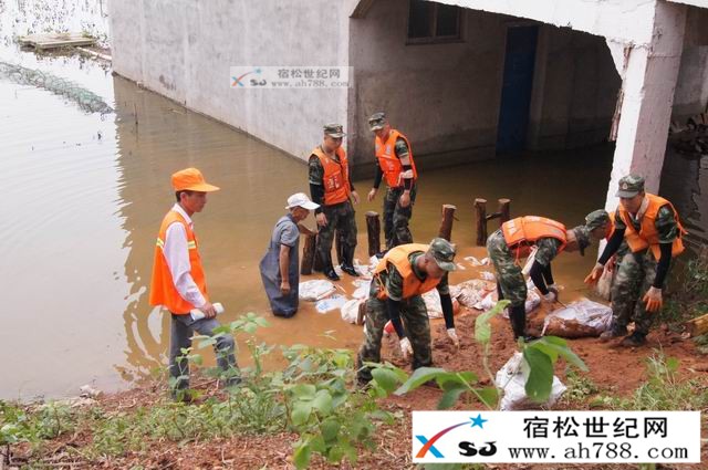 武警8690部队60名官兵紧急驰援S213防汛抢险.jpg