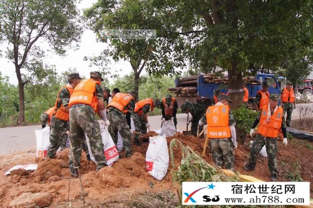 武警8690部队60名官兵紧急驰援S213防汛抢险 (2).jpg