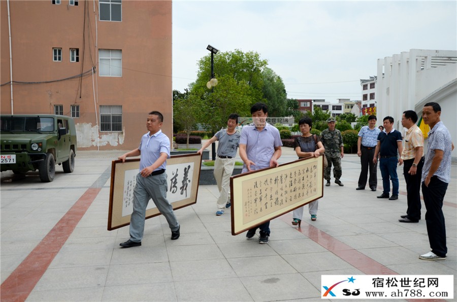 书画家搬运画作到官兵驻地.jpg